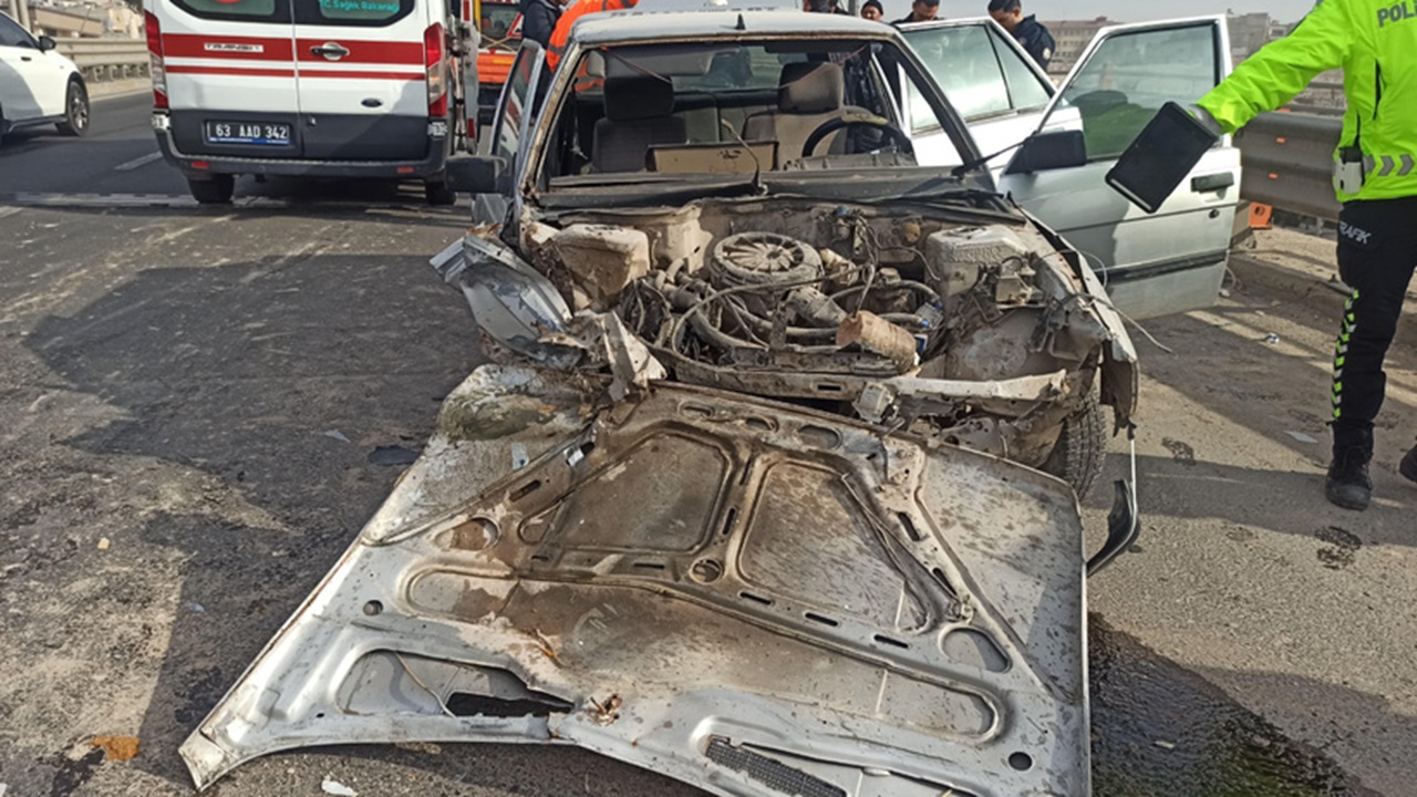 Şanlıurfa'da Otomobil Bariyerlere Çarptı: 2 Yaralı